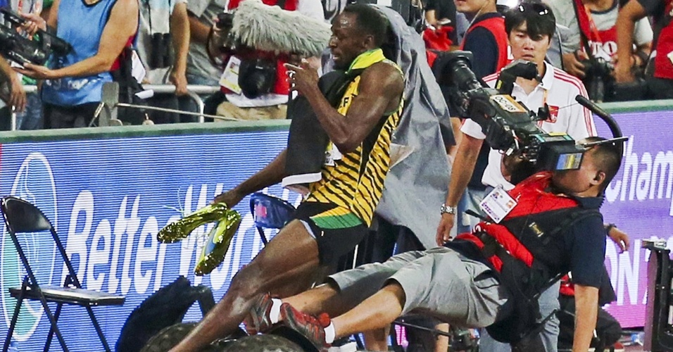 24.ago - Câmera "trapalhão" atropela Usain Bolt, que dava volta olímpica após vencer os 200m no Mundial de Pequim. O jamaicano levou na brincadeira e disparou, na sequência: "Gatlin (seu rival) pagou ele"
