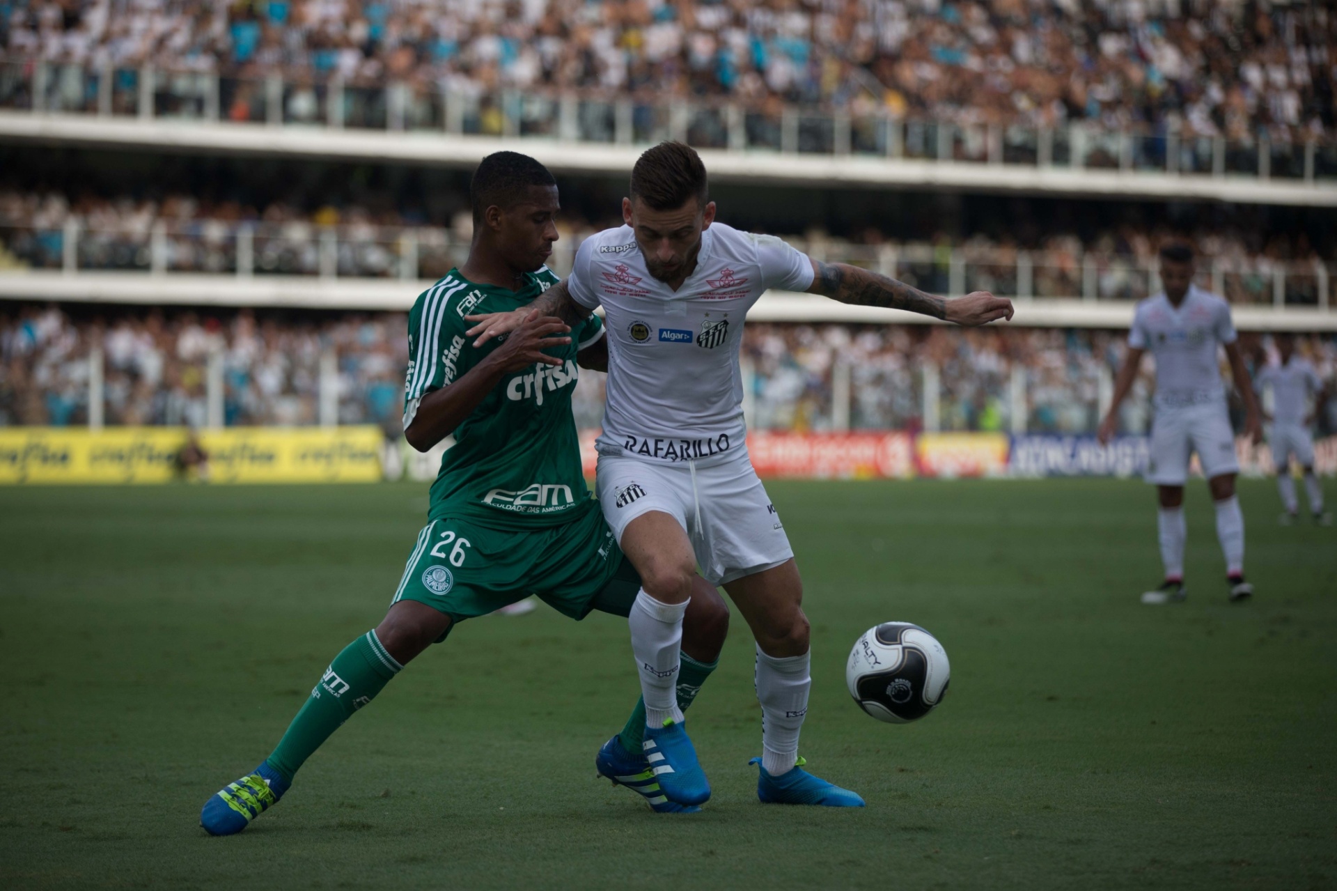 Lucas Lima disputa bola pelo Santos contra o Palmeiras, na semifinal do Paulistão - Danilo Verpa/Folhapress