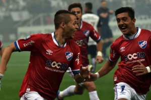 Jogadores do Nacional-URU comemoram gol contra o Corinthians, na Libertadores - AFP PHOTO / NELSON ALMEIDA - AFP PHOTO / NELSON ALMEIDA