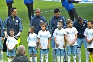 Vitor, fã do Manchester City, entra em campo ao lado dos jogadores do time inglês - Divulgação/Manchester City - Divulgação/Manchester City