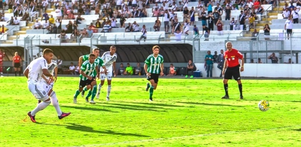 William Pottker marca gol de pênalti para a Ponte Preta diante do Coritiba - Fábio Leoni/PontePress - Fábio Leoni/PontePress