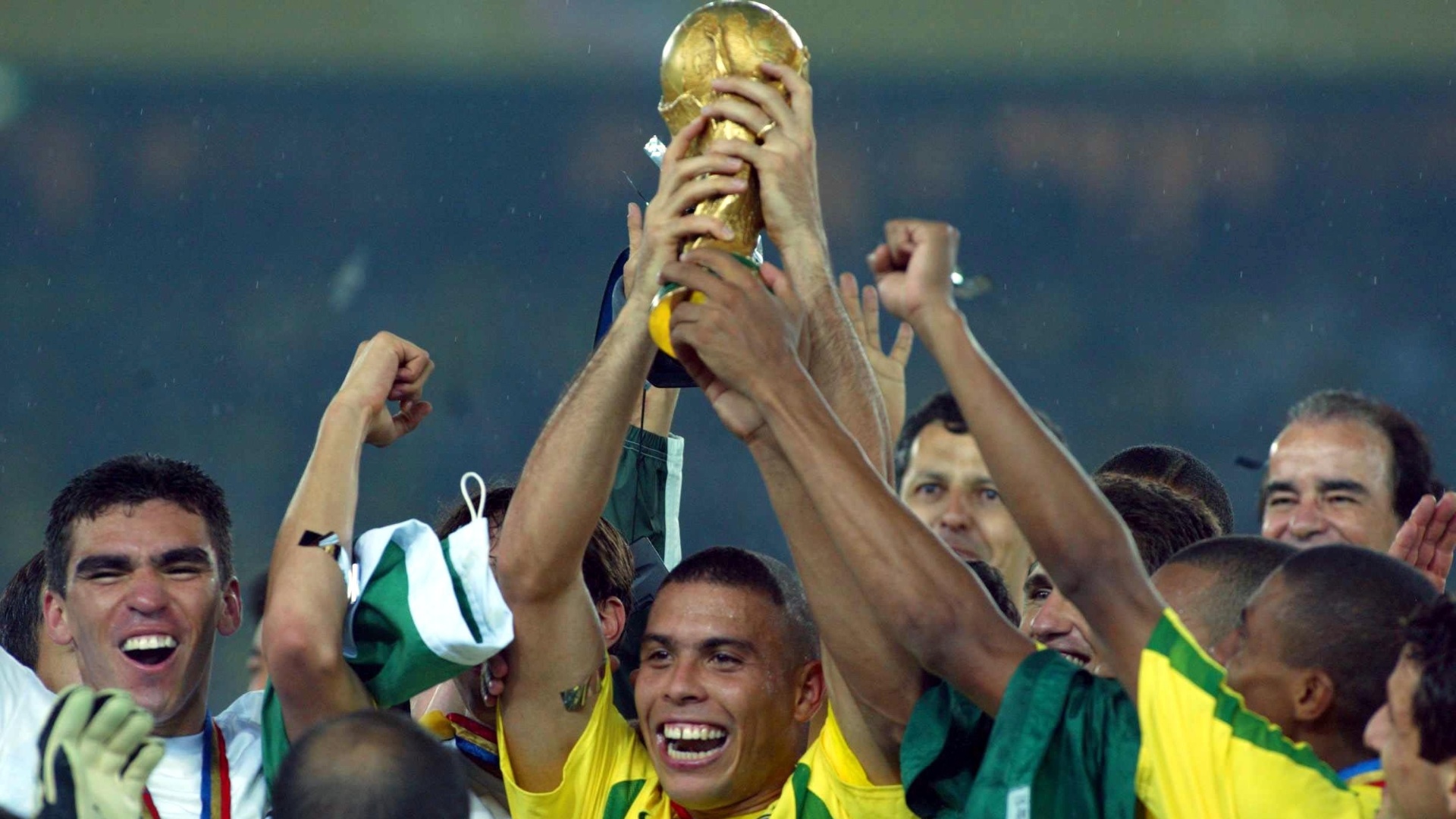 Ronaldo ergue a taça da Copa do Mundo de 2002 cercado pelos companheiros de seleção brasileira
