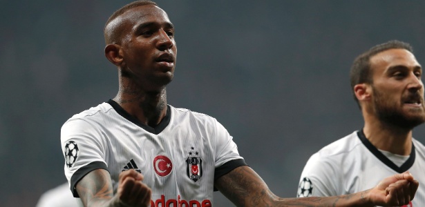 Talisca comemora gol do Besiktas sobre o Porto - Murad Sezer/Reuters