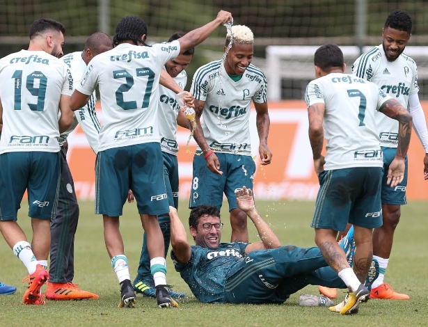 Valentim levou um "trote" dos atletas no sábado; clima de despedida do Palmeiras - Cesar Greco/Ag. Palmeiras