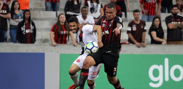 Jogadores de Atlético-PR e Vasco disputam bola em partida do Brasileirão - Carlos Gregório Jr/Vasco.com.br - Carlos Gregório Jr/Vasco.com.br