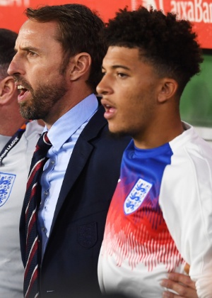 Gareth Southgate e Jadon Sancho (d) acompanham hino da Inglaterra antes de jogo contra a Espanha pela Liga das Nações - Michael Regan/Getty Images - Michael Regan/Getty Images