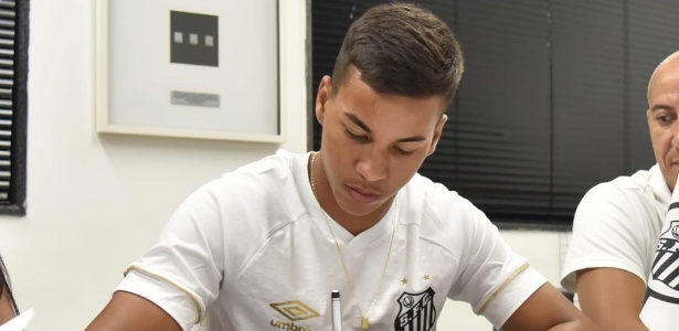 Kaio Jorge assinando o contrato com o Santos - Reprodução/Instagram