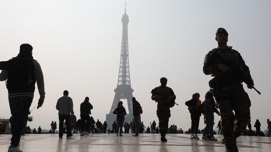 Soldados da operação Sentinelle patrulham a região da Torre Eiffel, em Paris - Ludovic Marin/AFP