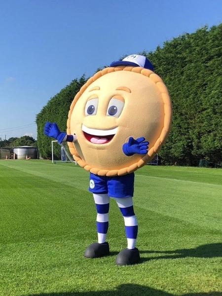 Mascote ganhou o nome de Crusty, The Pie - Wigan Athletic/Divulgação