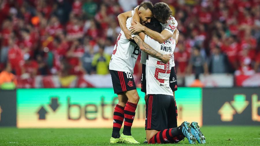 Jogadores comemoram gol do Flamengo contra o Internacional - Pedro H. Tesch/AGIF