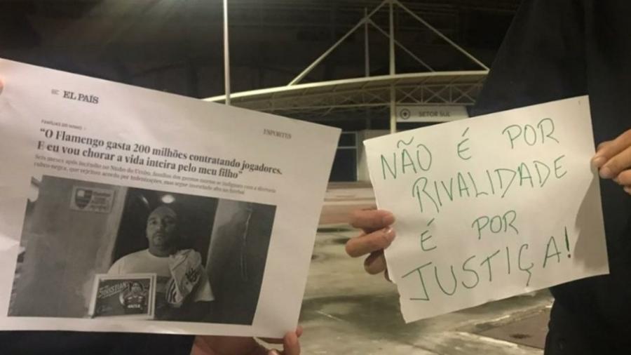 Torcedores do Botafogo colaram cartazes cobrando pagamento às famílias das vítimas do incêndio no Ninho - Reprodução Twitter