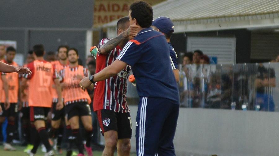 Daniel Alves abraça o técnico Fernando Diniz após marcar o gol de empate do São Paulo contra o Santos na Vila Belmiro, pelo Campeonato Brasileiro - Bruno Ulivieri/AGIF