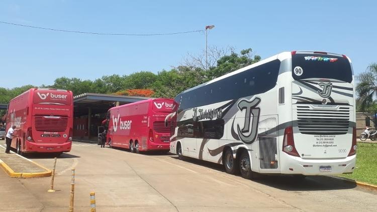 Õnibus da Buser que fizeram o trajeto Rio-Lima; o veículo preto e branco foi deixado para trás na fronteira entre Brasil e Argentina - Arquivo Pessoal
