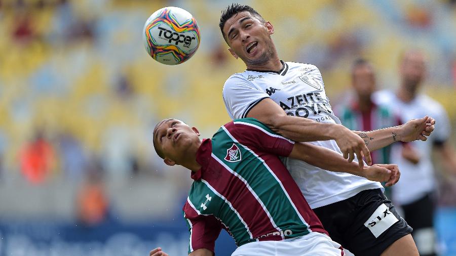 Jogadores de Fluminense e Botafogo disputam lance durante jogo em fevereiro - Thiago Ribeiro/AGIF