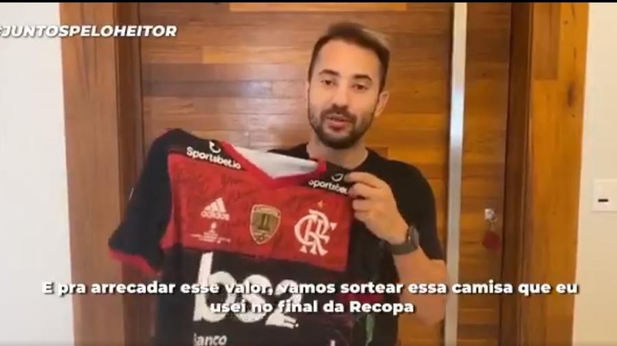 Everton Ribeiro, meia do Flamengo, sorteia camisa em prol de bebê com doença rara - Reprodução Twitter