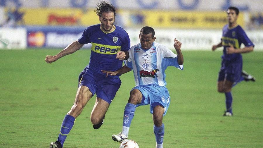 Vélber, do Paysandu, disputa bola com Schiavi, do Boca Juniors, na Libertadores 2003 - Edimar Farias/O Liberal