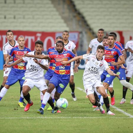 Tinga, do Fortaleza, e Léo Cittadini, do Athletico-PR disputam bola na estreia dos clubes no Brasileirão 2020 - Pedro Chaves/AGIF