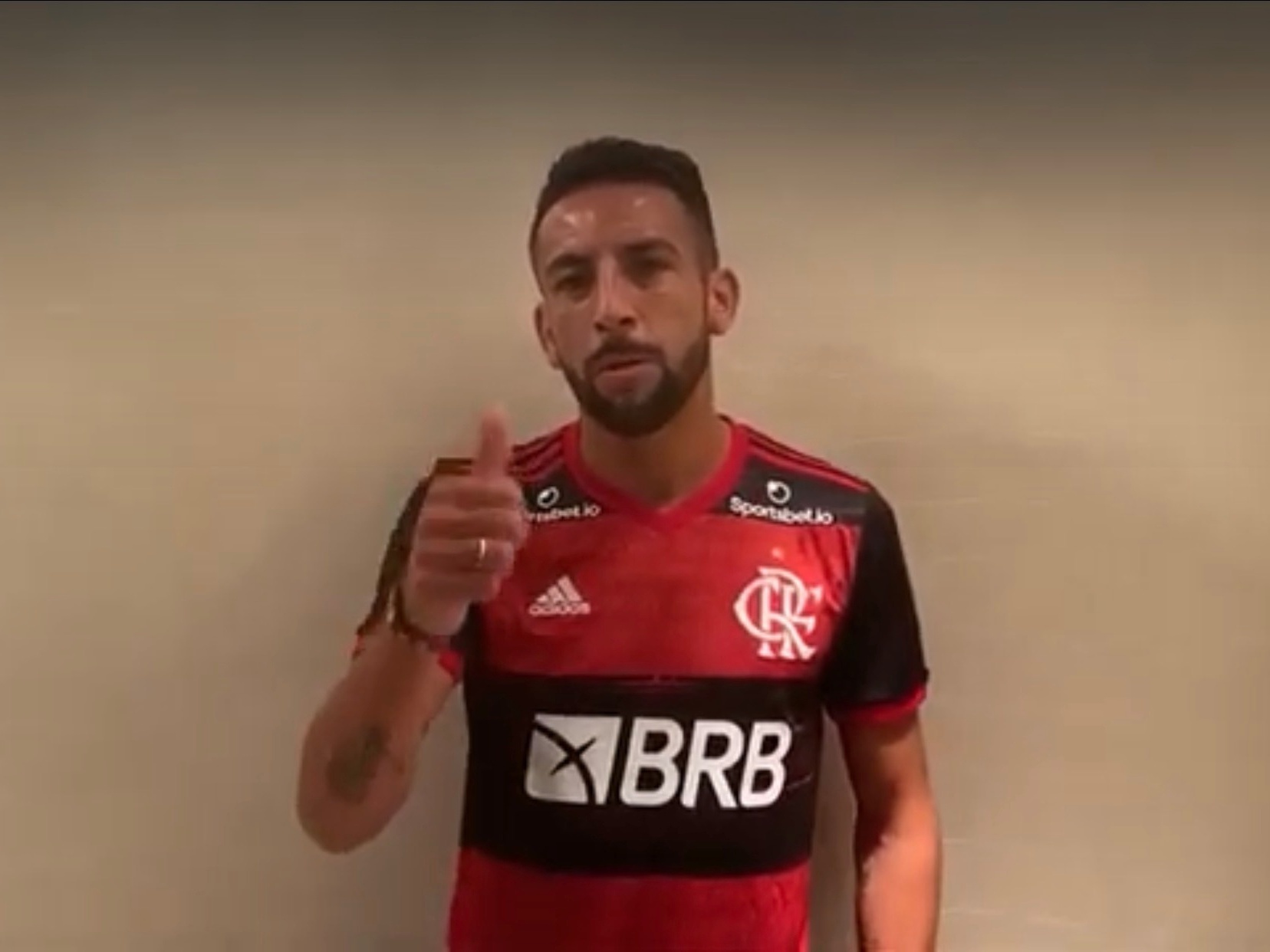 Mauricio Isla cogita a hipótese de rescindir com o Flamengo