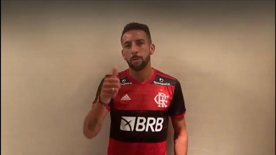 Chileno Mauricio Isla já vestiu a camisa do Flamengo e falou como jogador do clube - Reprodução / FlaTV