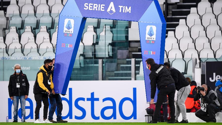 Funcionários retiram estruturas do campo após Napoli não entrar em campo contra a Juventus; derrota por WO - Nicola Campo/LightRocket via Getty Images
