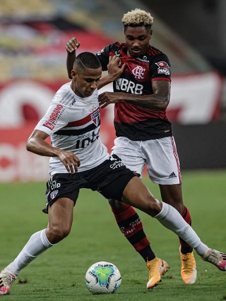 Vitinho e Bruno Alves disputam a bola na partida entre Flamengo x São Paulo, pela Copa do Brasil - André Mourão/Foto FC/UOL