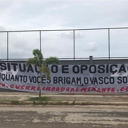 Torcida do Vasco faz protesto e pendura faixa no muro do CT - Reprodução Instagram