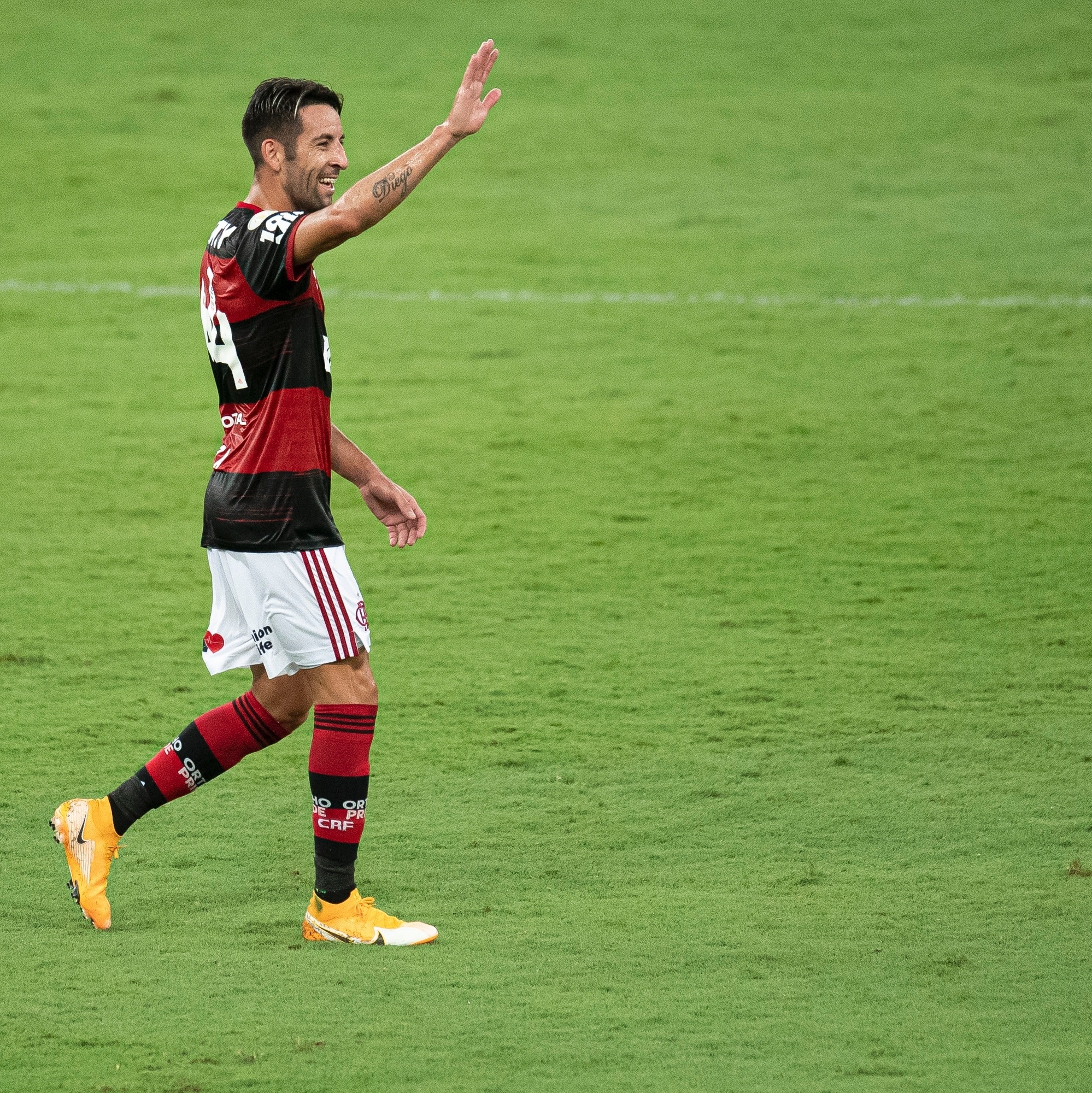 Maurício Isla, reforço do Flamengo, chega ao Rio de Janeiro