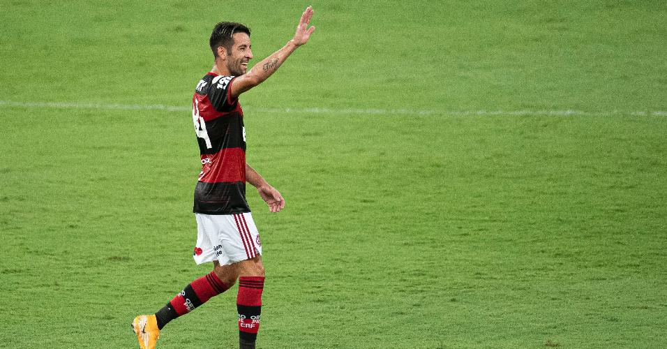 Isla comemora seu gol pelo Flamengo em jogo contra o Bahia, no Brasileirão