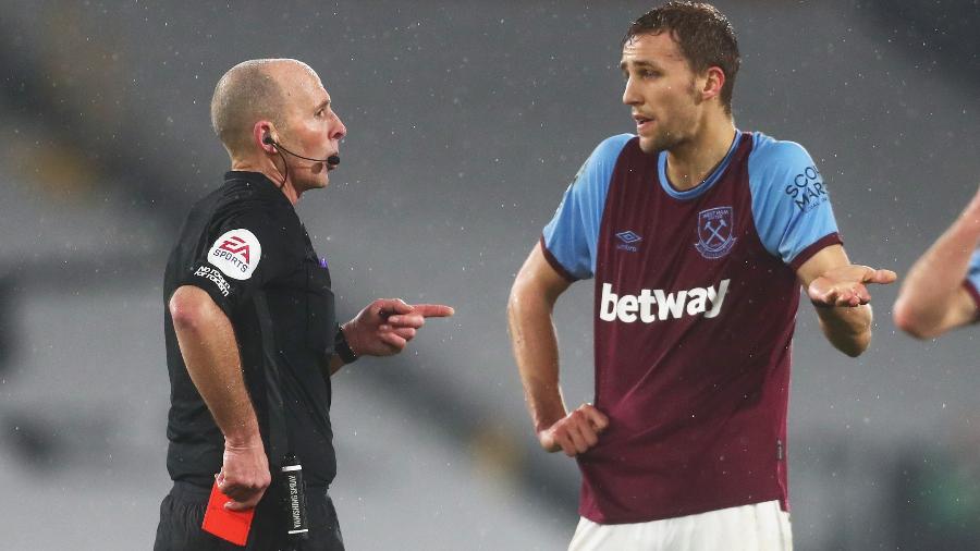 Mike Dean expulsou o meio-campista Tomas Soucek, do West Ham, após lance polêmico; ato rendeu uma série de ameaças - Clive Rose/Getty Images