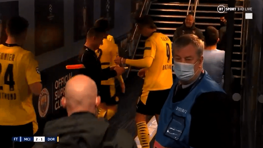 Haaland, do Borussia, dá autógrafo para árbitro assistente após a partida contra o Manchester City - Reprodução
