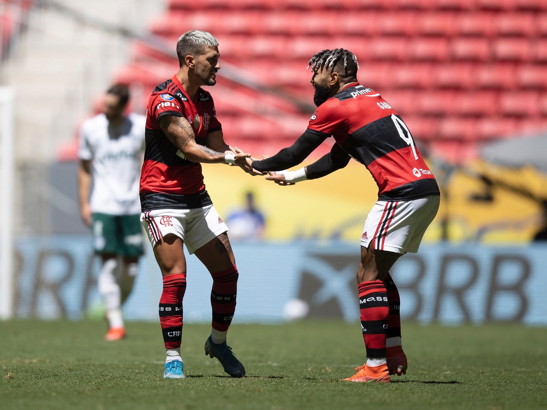 Flamengo se salva com pênalti no final, empata com São Paulo