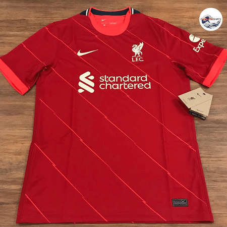 Suposta nova camisa do Liverpool tem riscos em um tom mais claro de vermelho na diagonal - Reprodução/FootyHeadlines.com