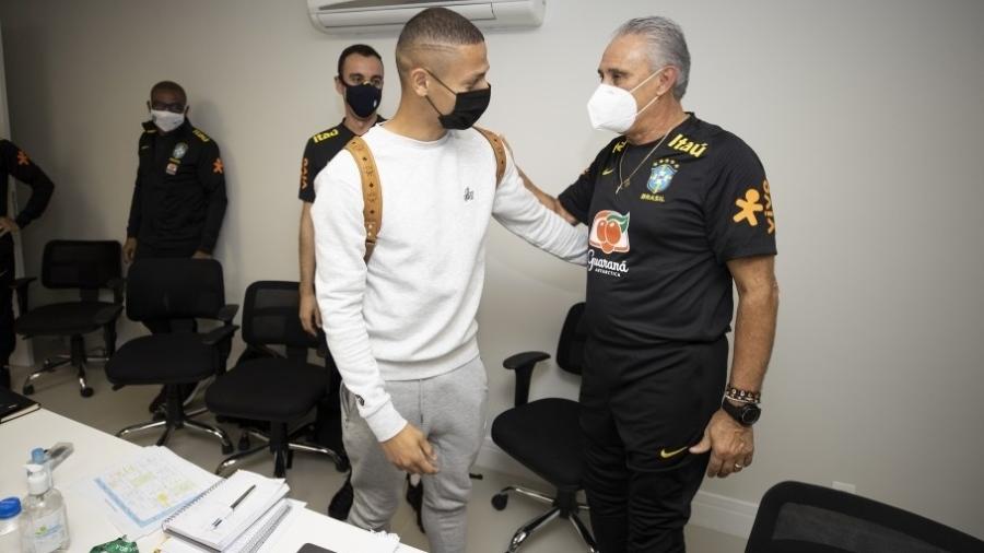 Richarlison e Tite na concentração da seleção brasileira -  Lucas Figueiredo/CBF