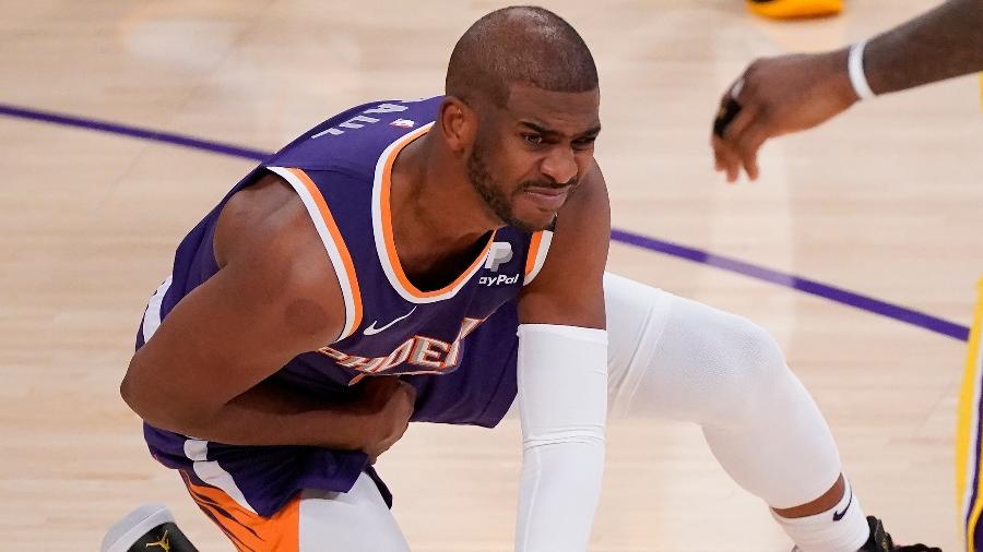 Chris Paul, do Phoenix Suns, sente dores durante jogo contra o Los Angeles Lakers nos playoffs da NBA - Robert Hanashiro/USA TODAY Sports