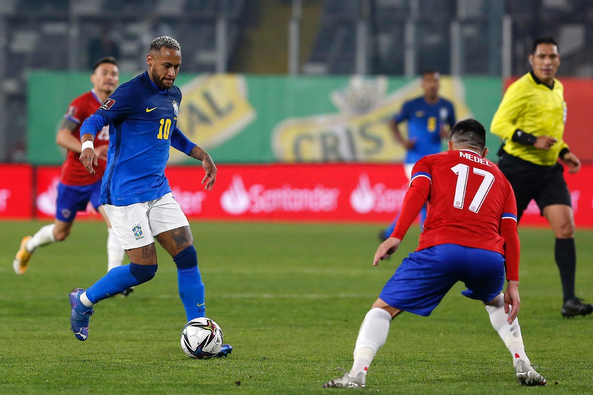 Neymar encara a marcação em Chile x Brasil nas Eliminatórias - Getty Images