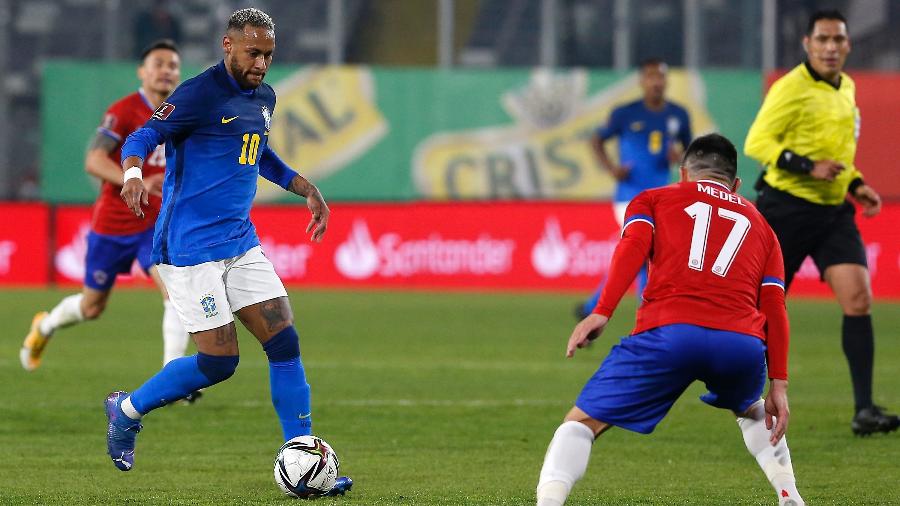Neymar encara a marcação em Chile x Brasil nas Eliminatórias - Getty Images
