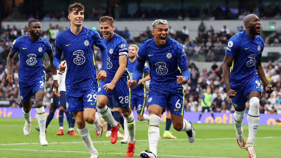 Thiago Silva comemora com companheiros de Chelsea gol contra o Tottenham no Campeonato Inglês - Reprodução/Twitter @ChelseaFC