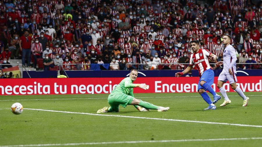 Luis Suárez marcou o segundo gol do Atlético de Madri na vitória para cima do Barcelona, pelo Campeonato Espanhol - REUTERS