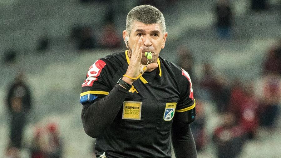 O árbitro Marcelo de Lima Henrique em jogo pelo Brasileirão 2021 - Robson Mafra/AGIF