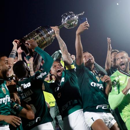Jogadores do Palmeiras celebram título com o troféu da Libertadores - REUTERS