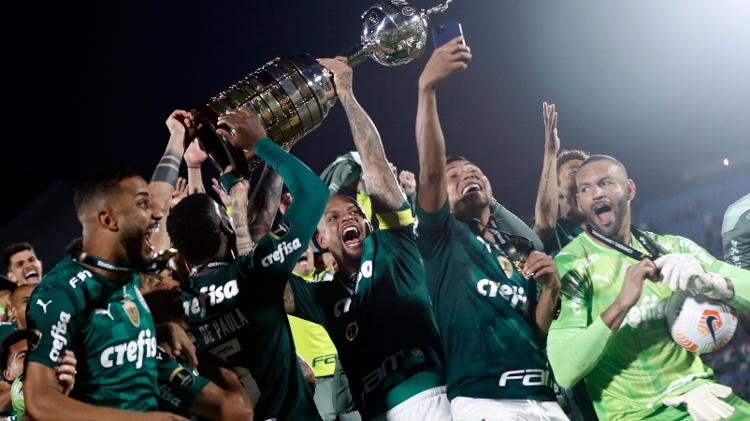 Jogadores do Palmeiras celebram título com o troféu da Libertadores