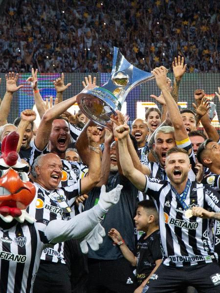 Jogadores do Atlético-MG levantam a taça de campeão brasileiro de 2021 - Fernando Moreno/AGIF