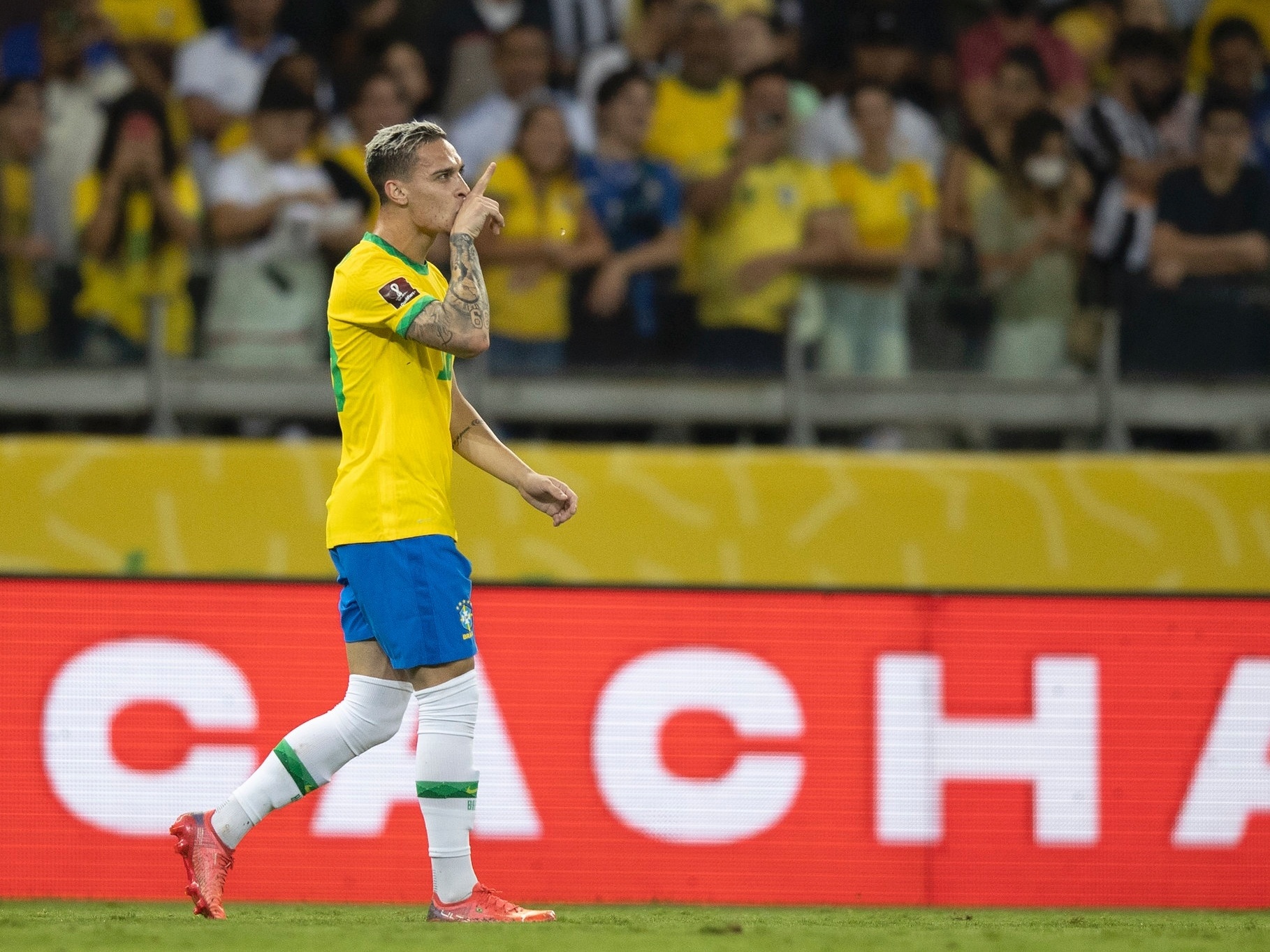 Na seleção, Antony é ilha isolada de consciência social