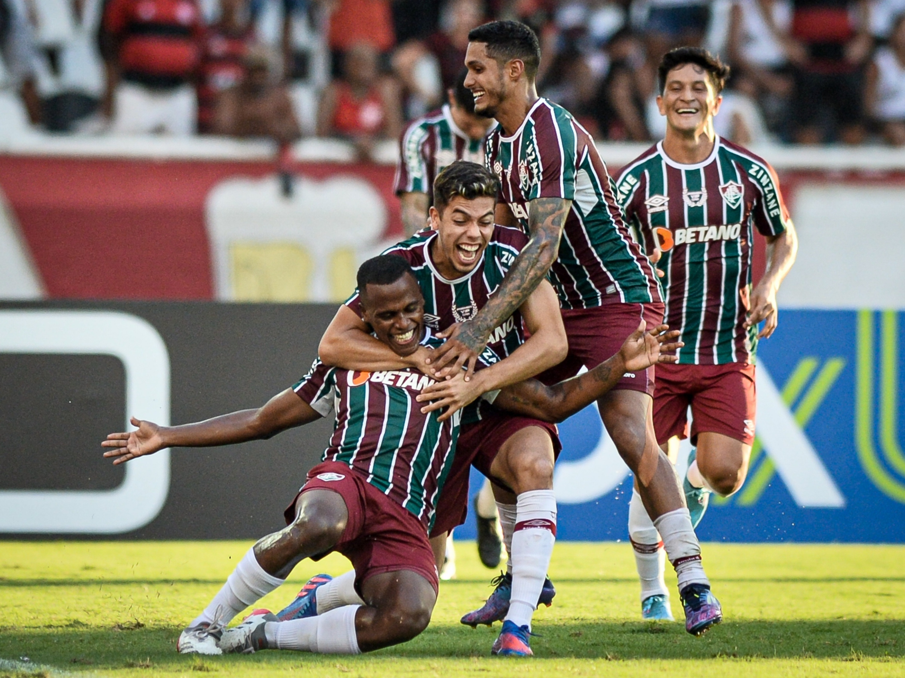 Fluminense marca no fim e vence Flamengo em clássico de muita confusão -  06/02/2022 - UOL Esporte