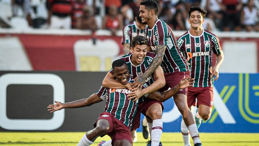 John Arias comemora gol do Fluminense sobre o Flamengo e é abraçado pelos companheiros - NAYRA HALM/FOTOARENA/FOTOARENA/ESTADÃO CONTEÚDO