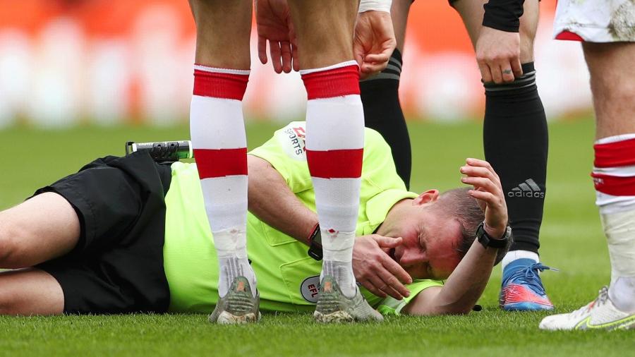 O árbitro David Webb levou uma bolada durante a partida entre Stoke City e Sheffield United - Cameron Smith/Getty Images