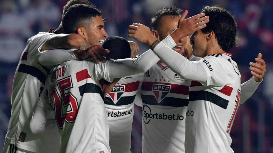 Jogadores do São Paulo comemoram gol de Nestor em jogo contra o Jorge Wilstermann pela Sul-Americana - NELSON ALMEIDA / AFP