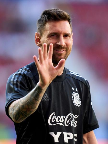 Lionel Messi em aquecimento antes de jogo entre Argentina e Estônia - Juan Manuel Serrano Arce/Getty Images