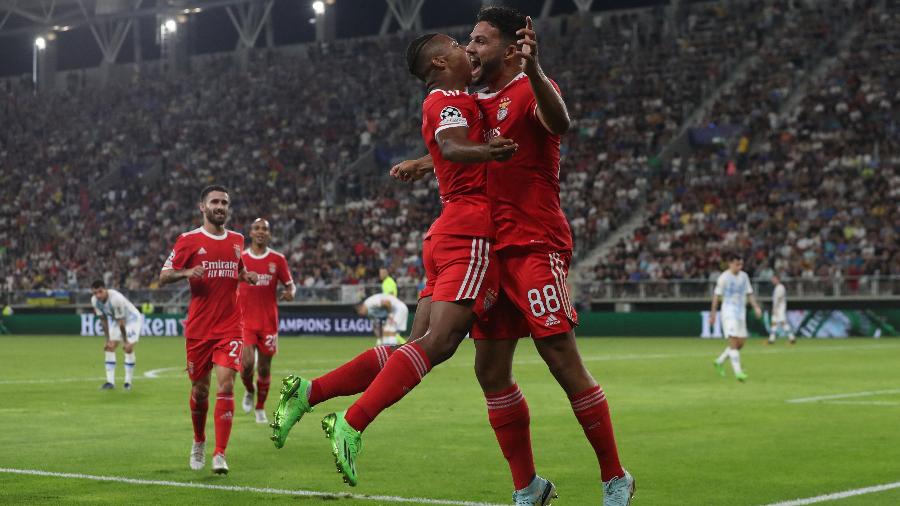 David Neres comemora gol de Gonçalo Ramos em vitória do Benfica sobre o Dínamo pelas classificatórias para a Liga dos Campeões - REUTERS/Kacper Pempel