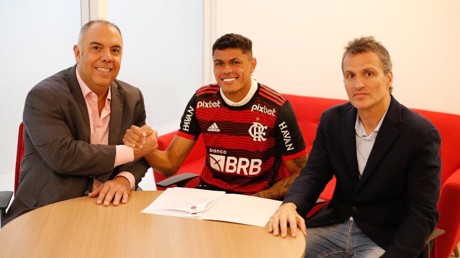 O atleta Mateusão assinou renovação de contrato com o Flamengo até 2027 - Gilvan de Souza/Flamengo